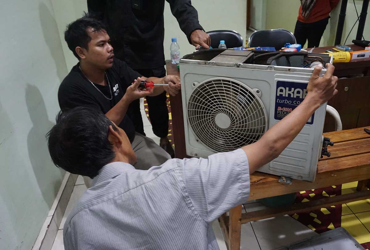 Participants practice air-conditioning cleaning and service skills