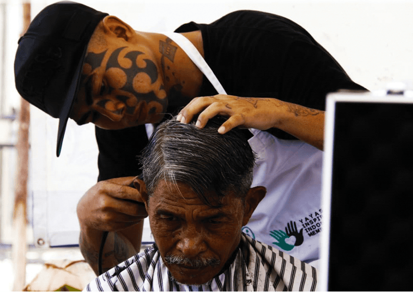 Pelatihan Barber Peserta menerima pelatihan keterampilan potong rambut (barber)